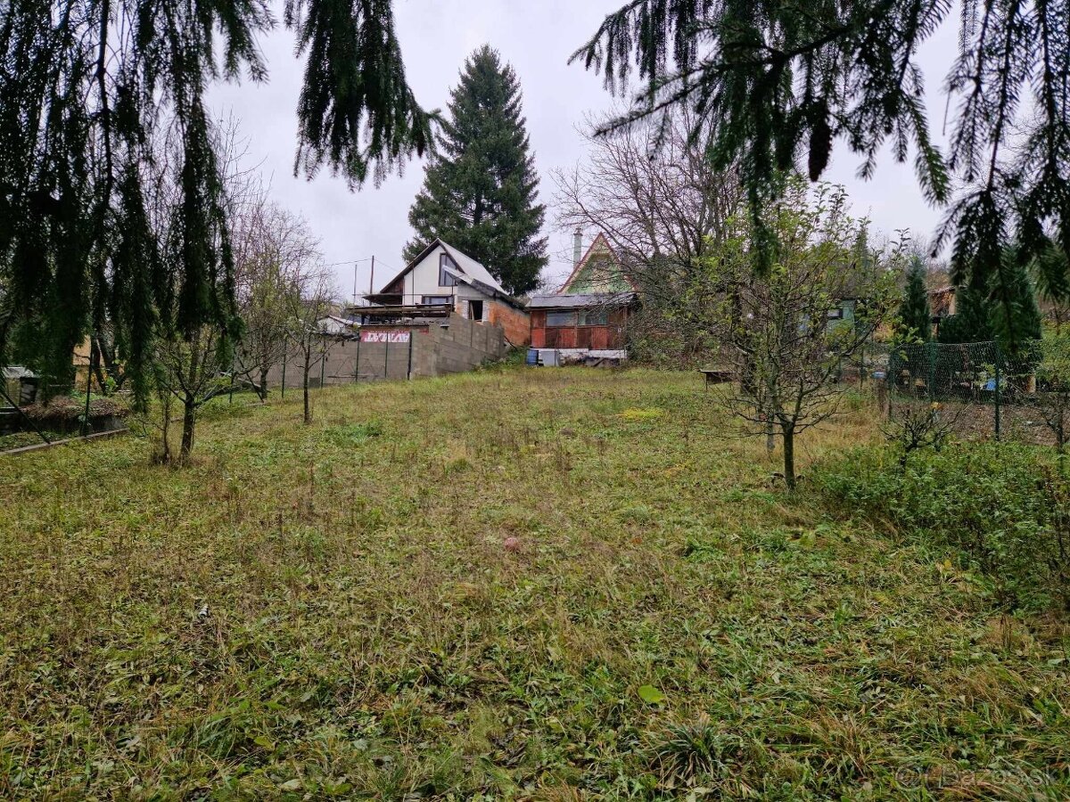 Na predaj záhradu s chatkou v meste Handlová. - 2