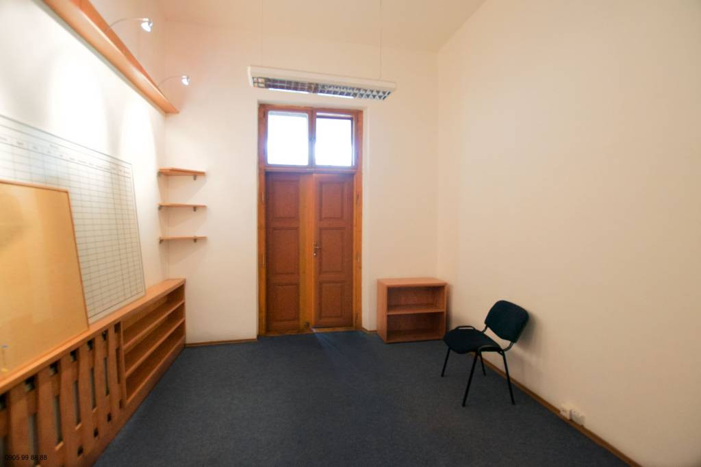 Reprezentatívne priestory s výmerou : 180 m2 – v centre mest - 2