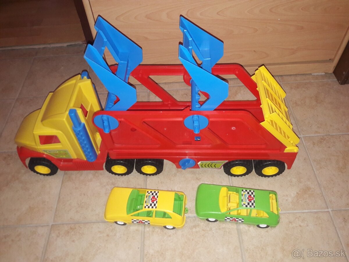 Veľký autoťahač s dvomi autíčkami. - 2