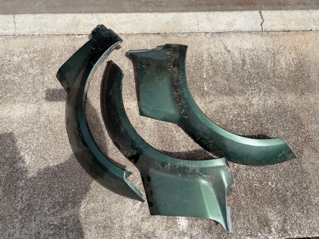 Predám plastové bočné lemy na SUZUKI Jimny - 2