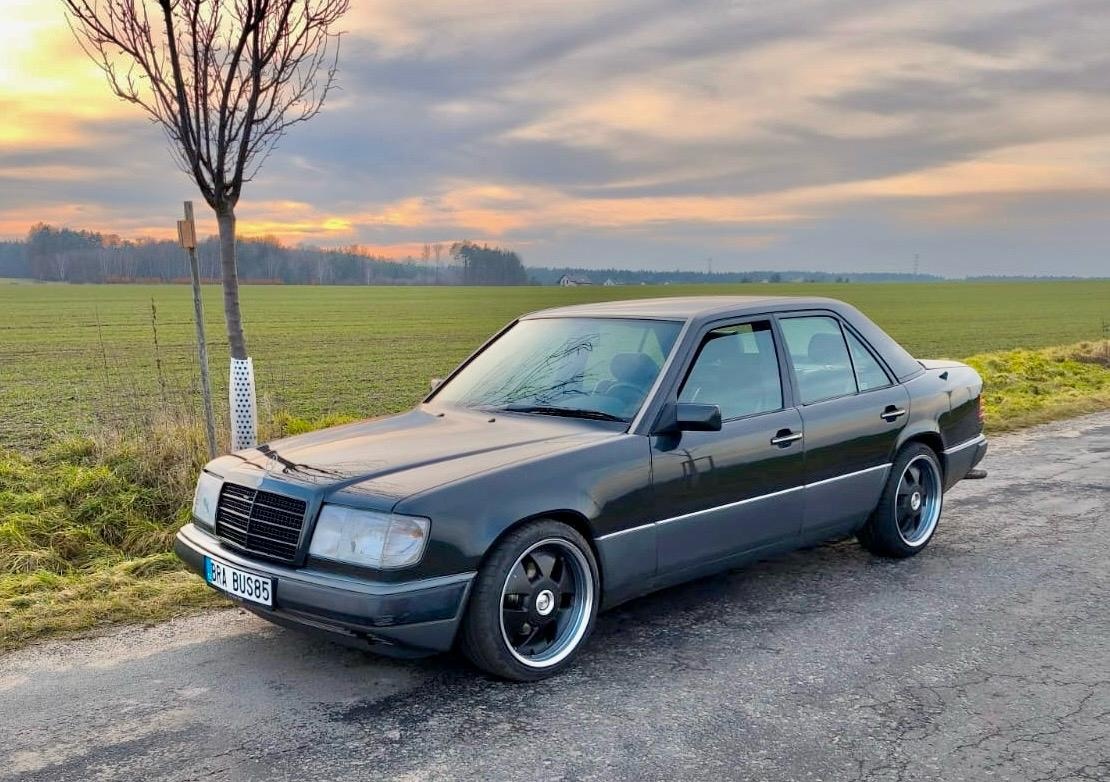 Mercedes W124 260e - 2