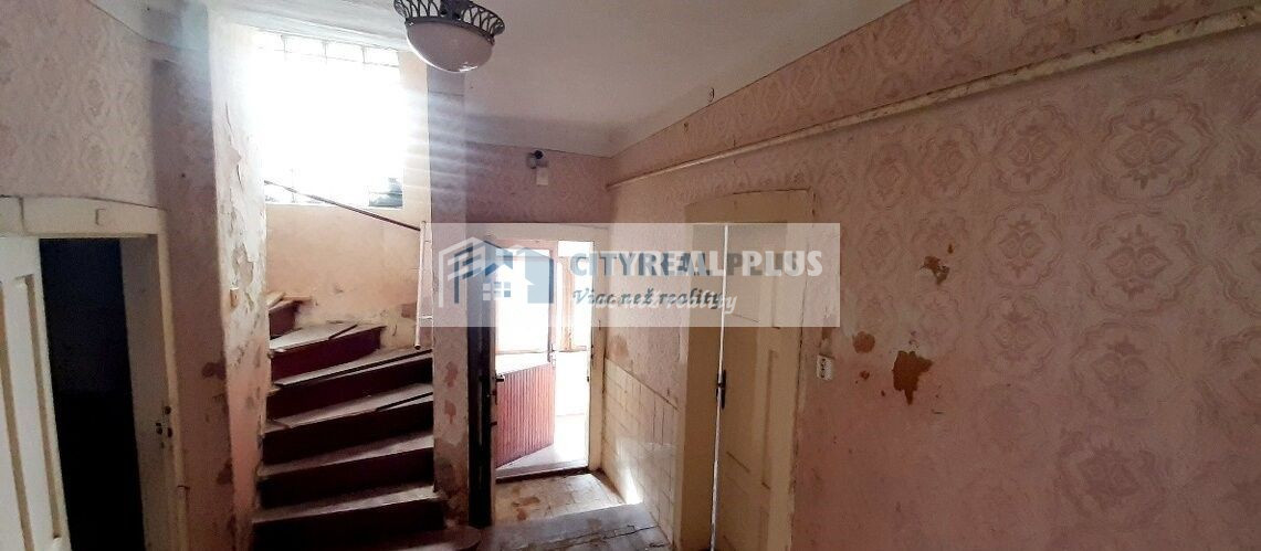 Na predaj starší dvojpodlažný rodinný dom v meste Nové Zámky - 2