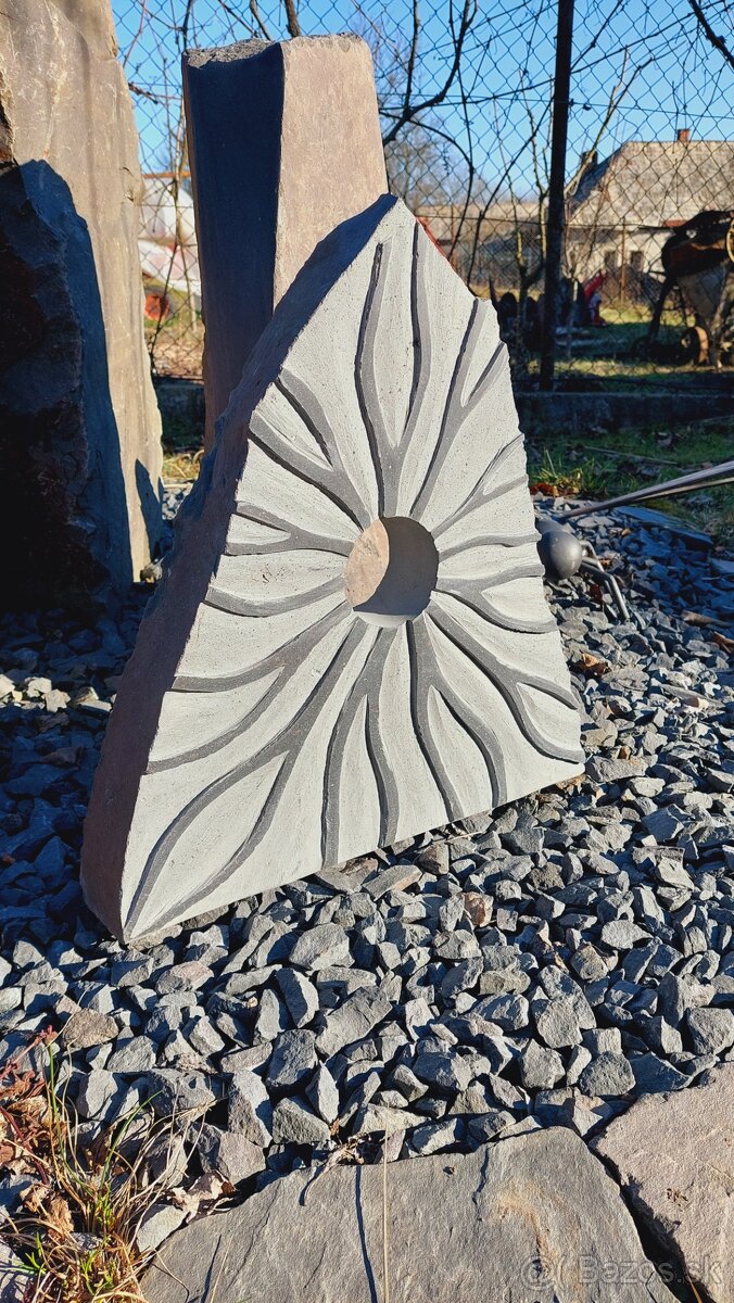 Abstraktne soliterne kamene - 2