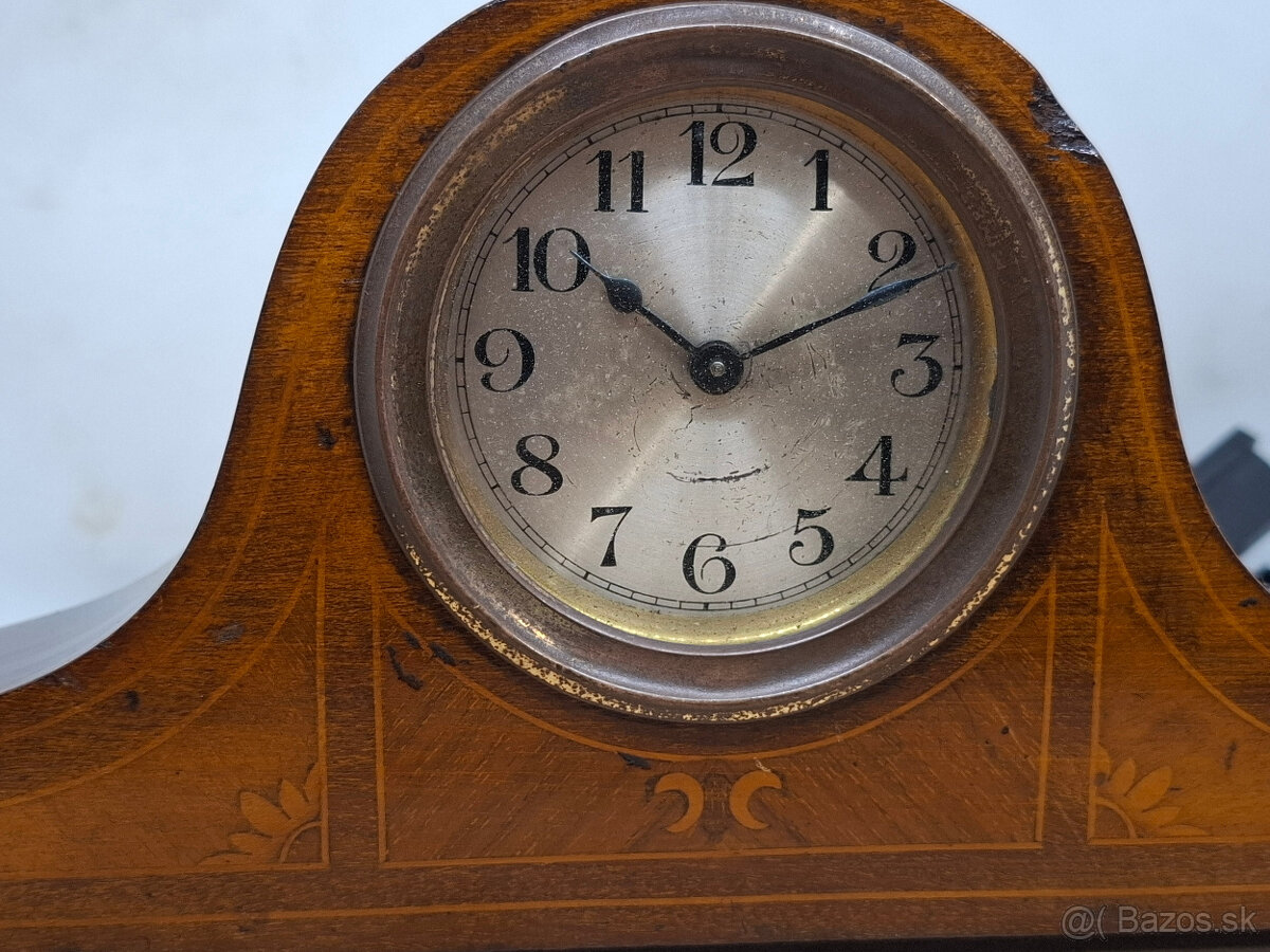 Predám funkčné minikomodové hodiny z 20tych rokov Intarzovan - 2