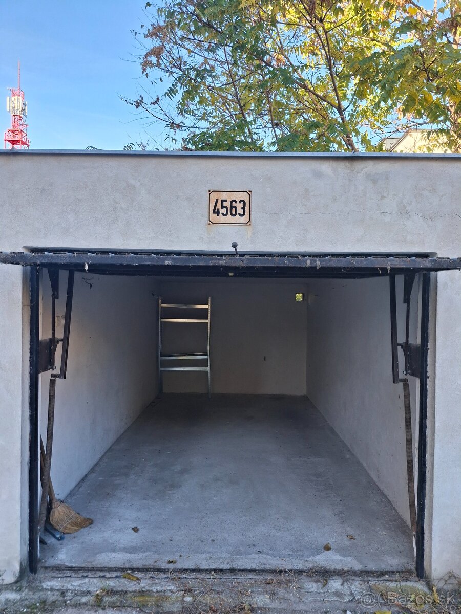 Predam Garaz v centre mesta Dunajskej Stredy (Radnicne nam) - 2