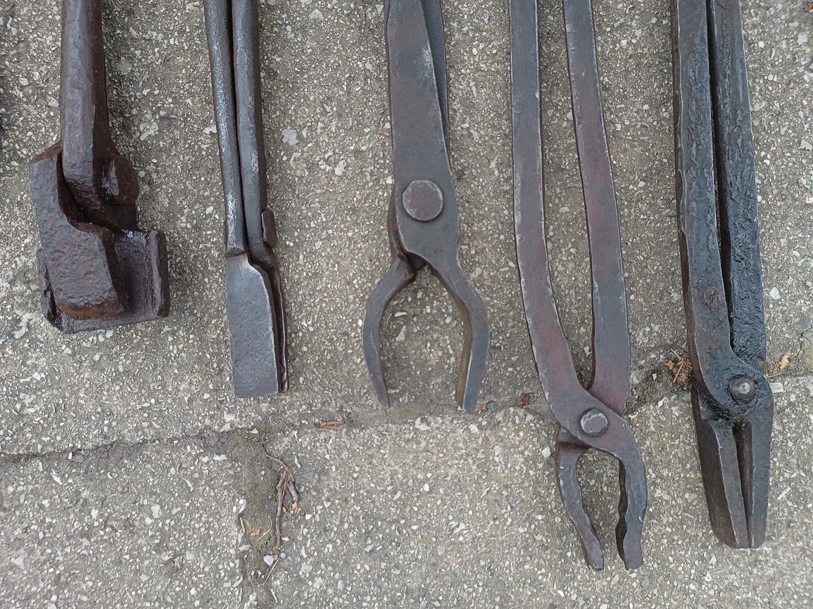 Kováčske kliešte ,náradie,kladiva ,sekera,nebožiec 21 - 2