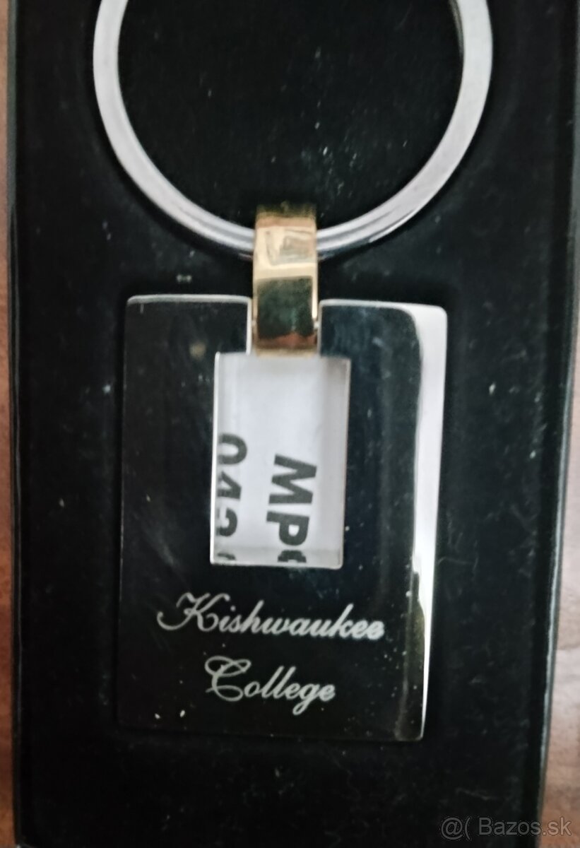 Rôzne kľúčenky, 4 kusy, nové, nerozbalené, nepoužívané - 2