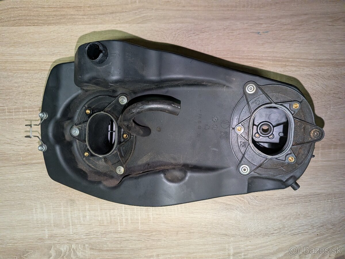 Ducati 848 airbox - 2