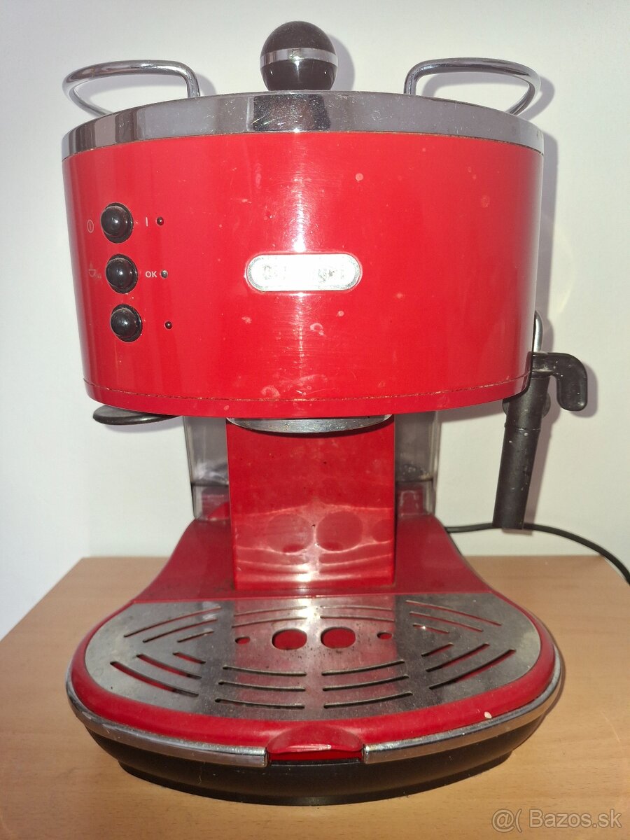 Pákový kávovar Delonghi ECO 310 R červený - 2
