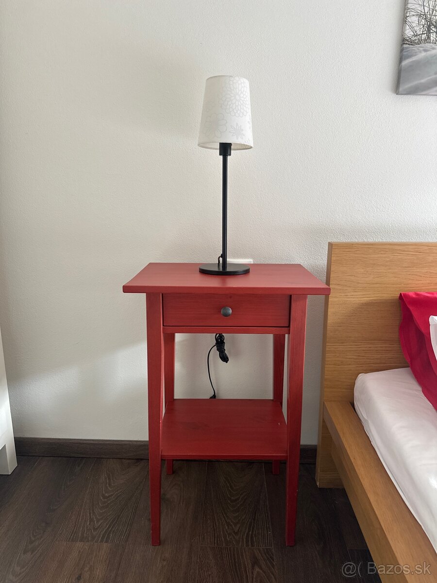 Stolík Ikea + stolová lampa. - 2