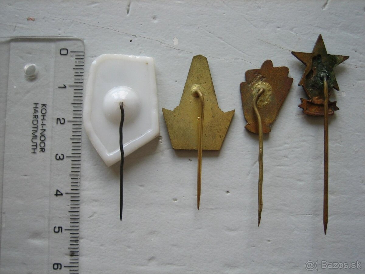 SNP partizáni staré odznaky partizánske. - 2