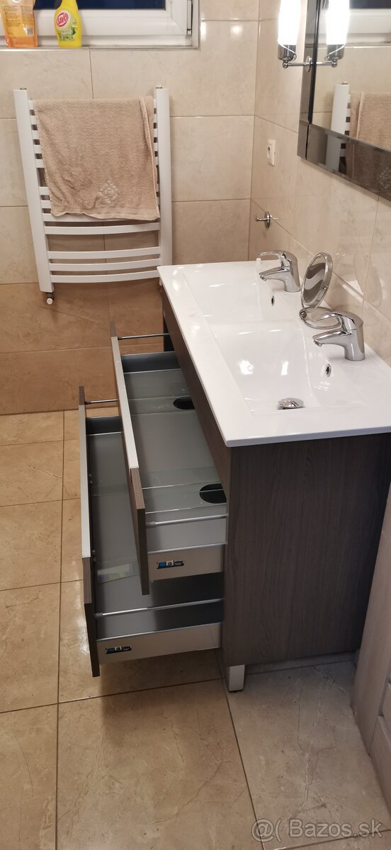 PREDÁM KÚPEĽNOVÚ SKRINKU+ZRKADLO. - 2