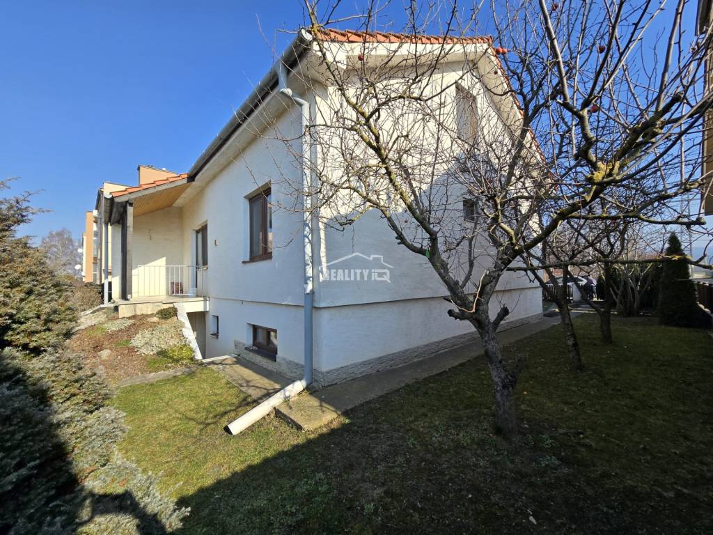 Rodinný dom - 2 bytové jednotky, veľká garáž, pozemok 1150 m - 2