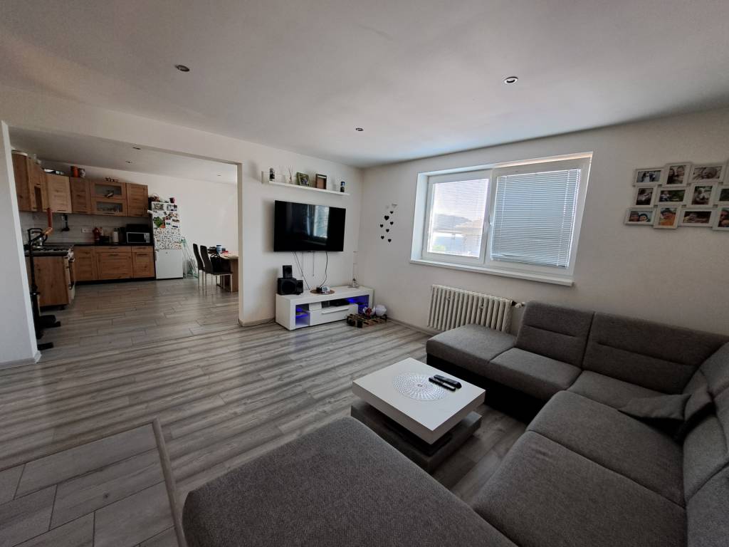 Predáme rodinný dom, pozemok 956 m2, Kmeťovo, okr. Nové Zámk - 2