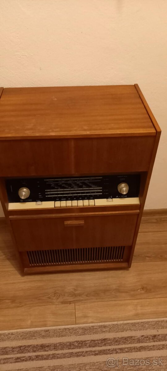 Retro rádio s gramofónom a platne - 2