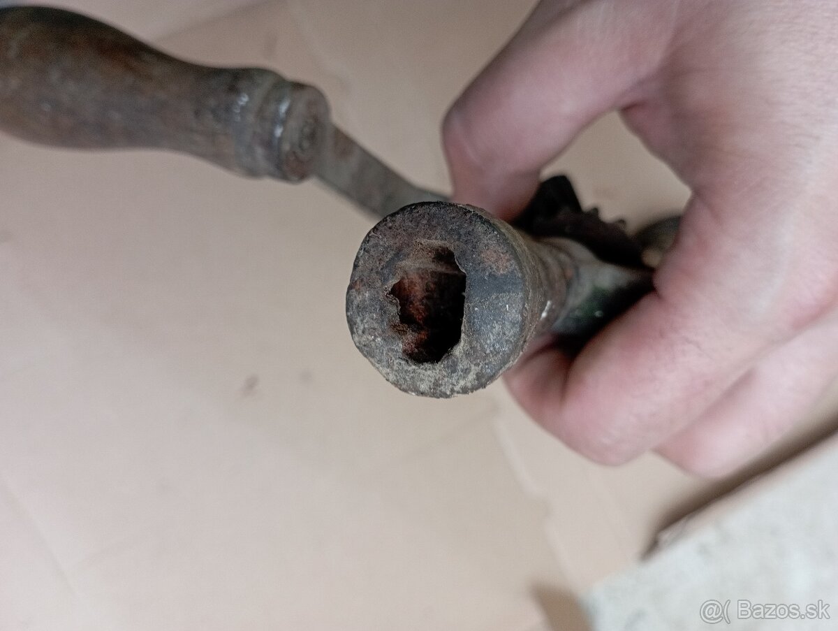 Historicka ručna vŕtačka - 2