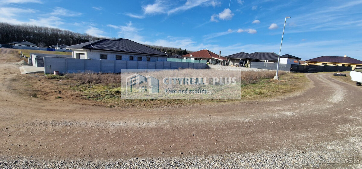 Ponúkam na predaj ROŽNÝ stavebný pozemok 685m2 Bajč - 2