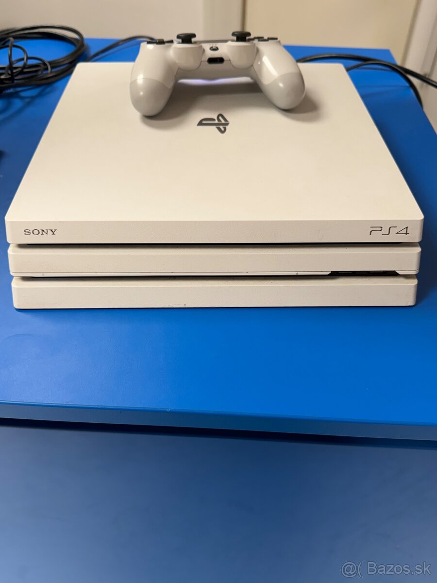 Predám hernú konzolu PS4 PRO 1TB White Minimálne Známky - 2