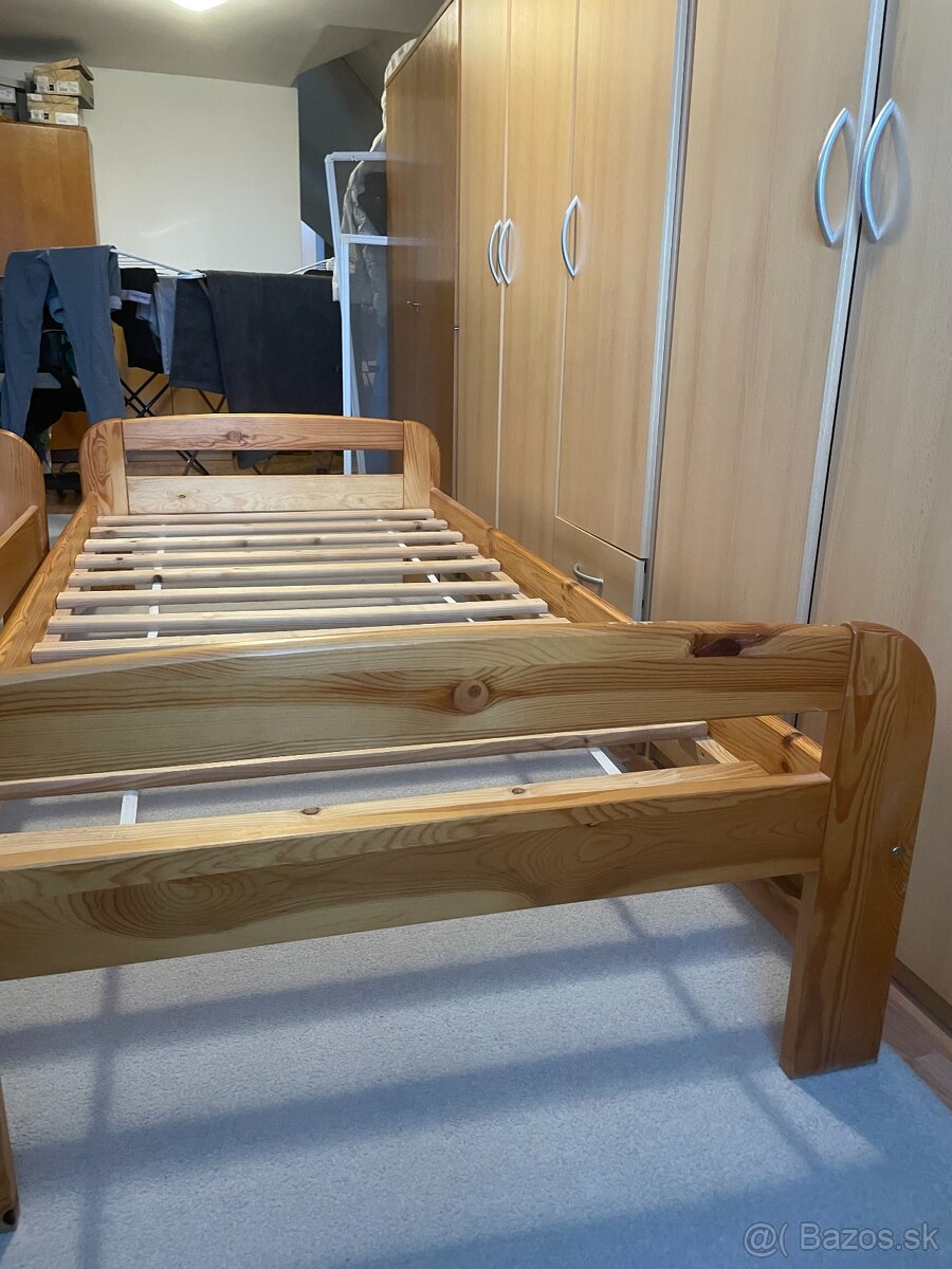 Posteľ + rošt masív (Borovica) - 2