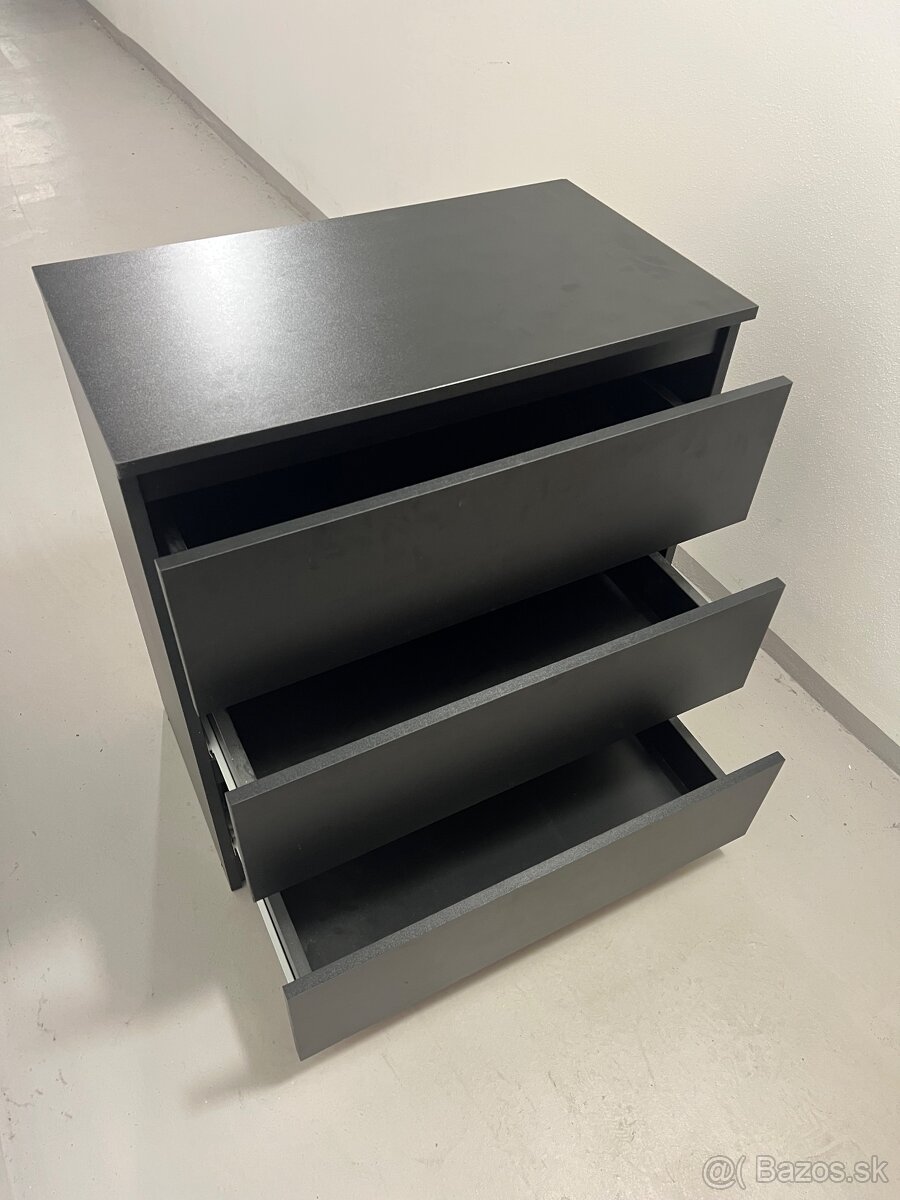 Čierna komoda - 2