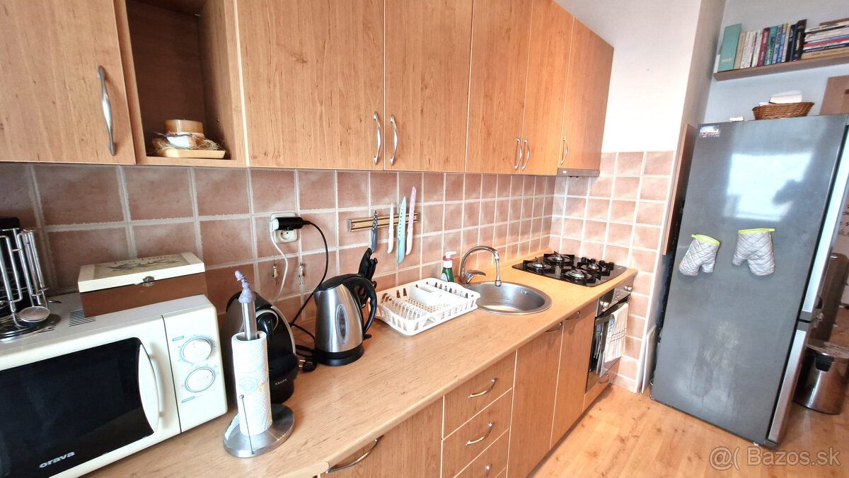 PRENÁJOM, 3 - izbový čiastočne rekonštruovaný byt, Sásová, M - 2