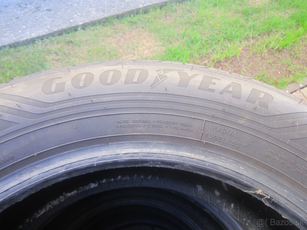 215/65R17 99V letne pneu Goodyear Efficientgrip2 SUV, DOT142 - 2