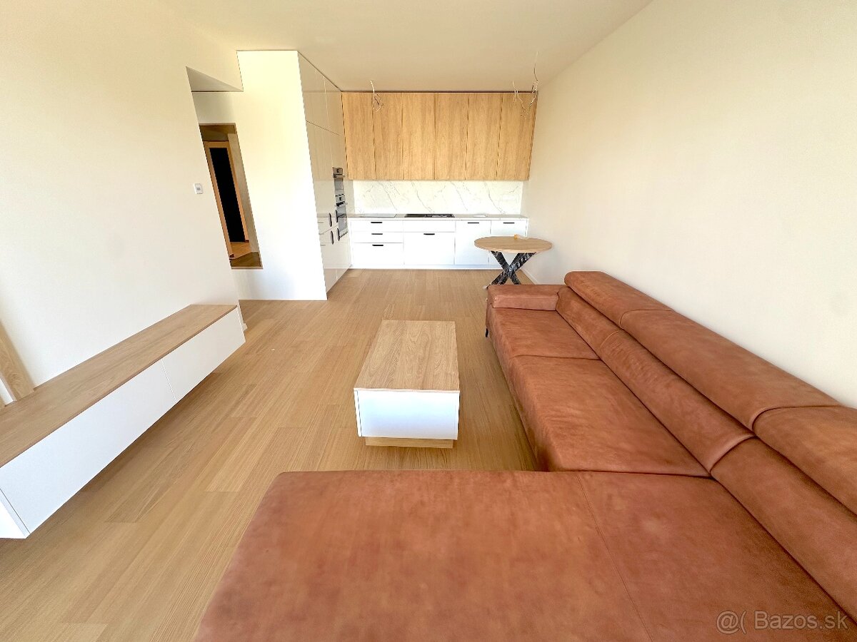 NA PREDAJ: 2 IZBOVÝ BYT PRÍSTAVNÁ - 2