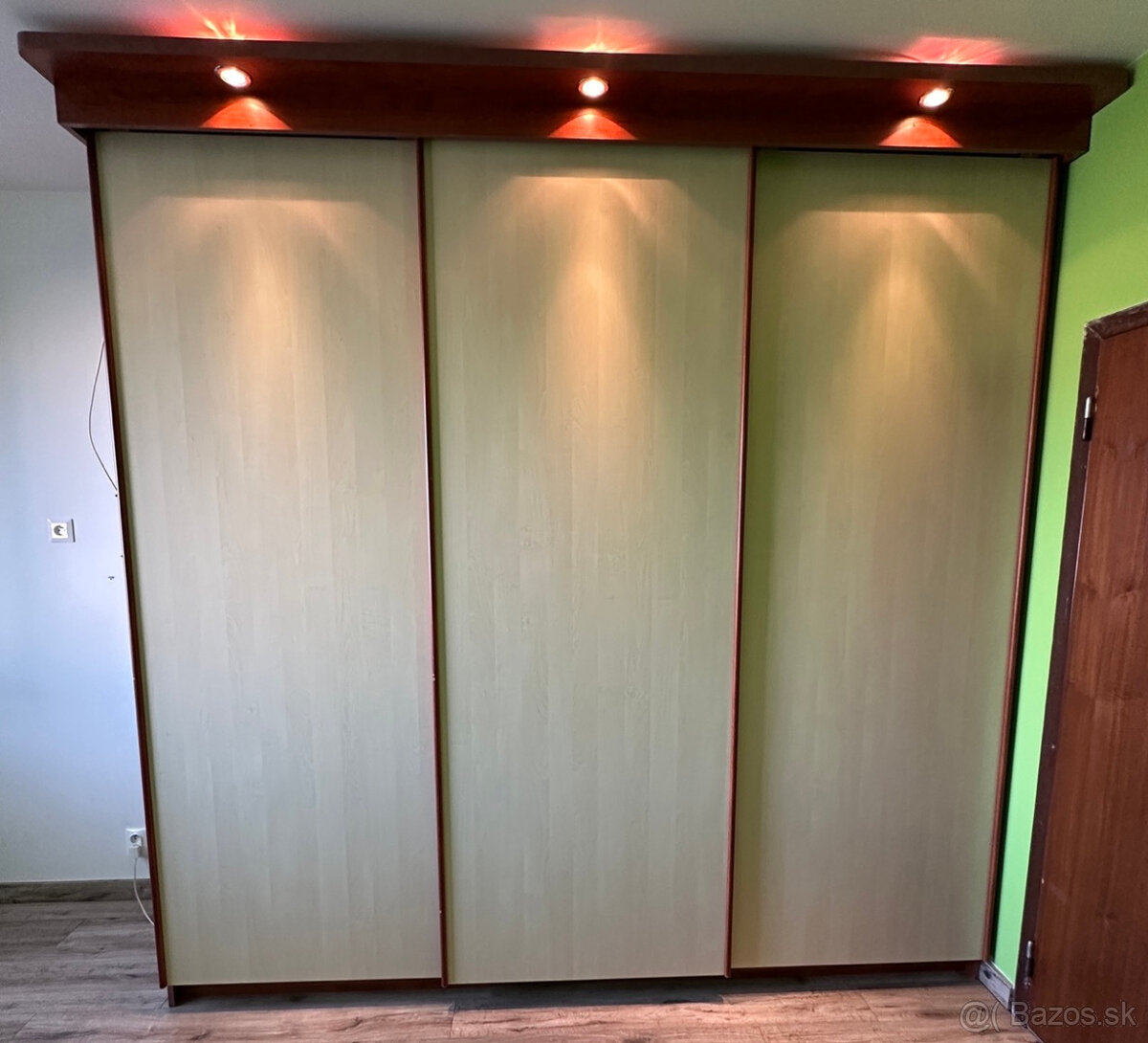 satnikova skrina s osvetlenim 260x260x60 - 2