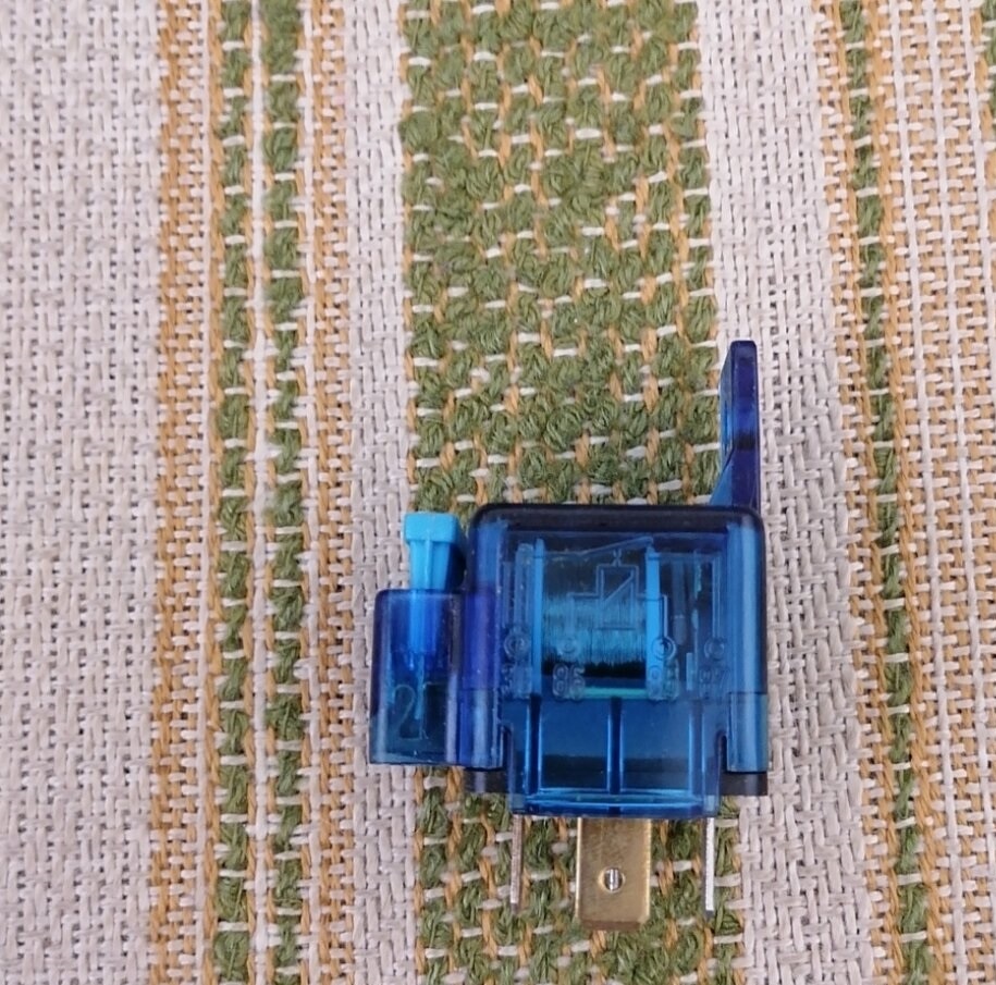 Relé s pojistkou 12V - 2