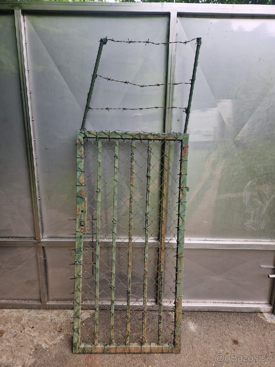 Železná bránička s ostnatým drôtom - 2