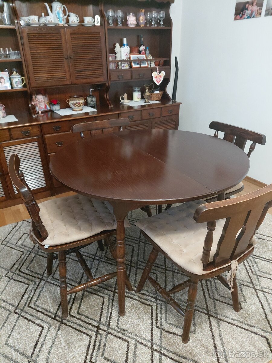 Stôl a stoličky. - 2