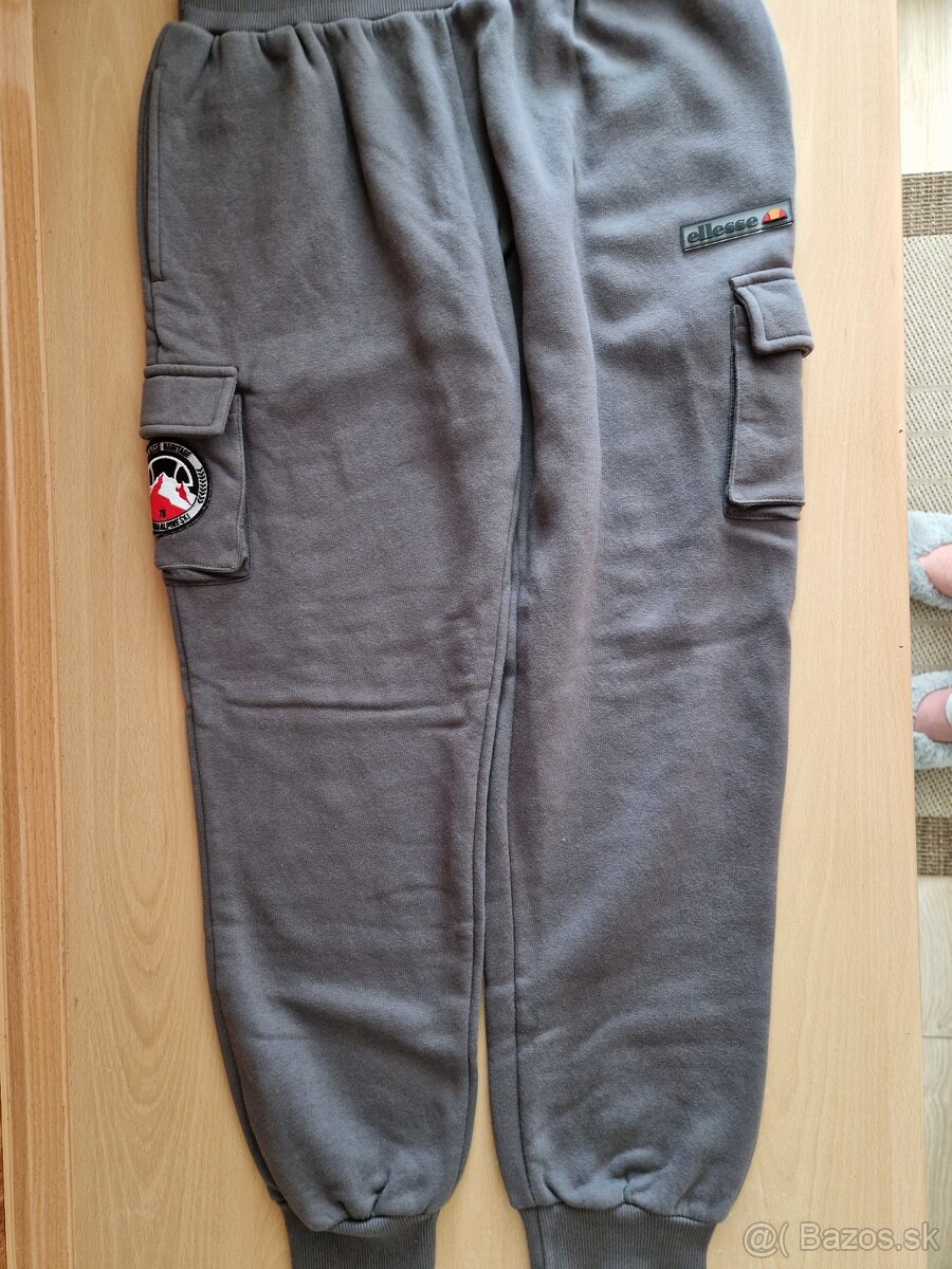 1x teplákové kapsáče veľ. 152/158, 3x nohavice veľ. 140 - 2