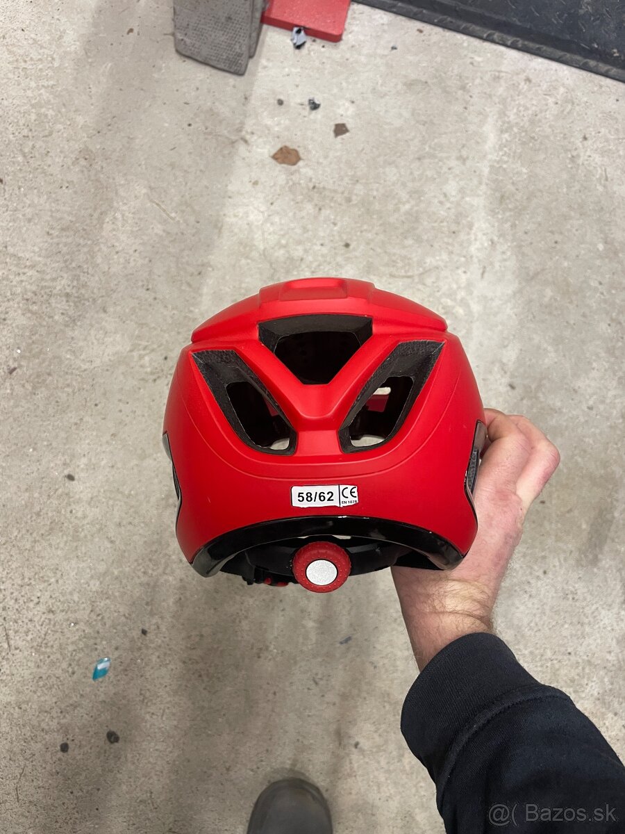 Predam prilbu helmu - 2