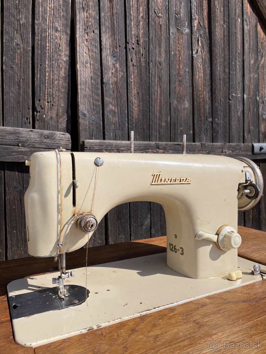 Starožitný Šijaci Stroj Minerva - 2