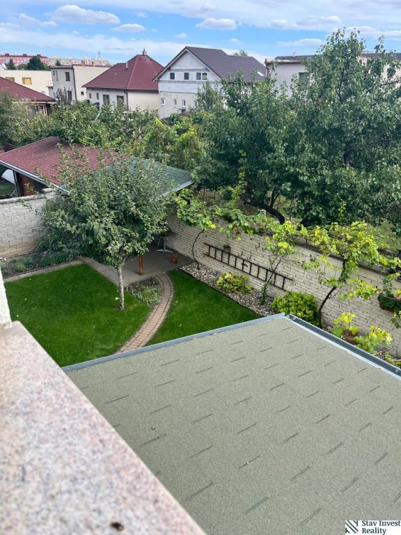 Priestranný dom na výbornej adrese v Senci, Žarnovova ul. – pohled 2