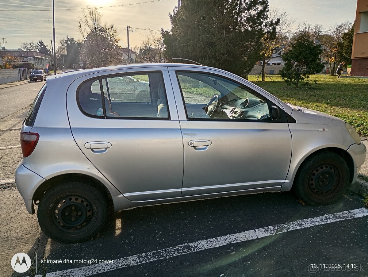 Toyota Yaris 1.0 v top stave - 2