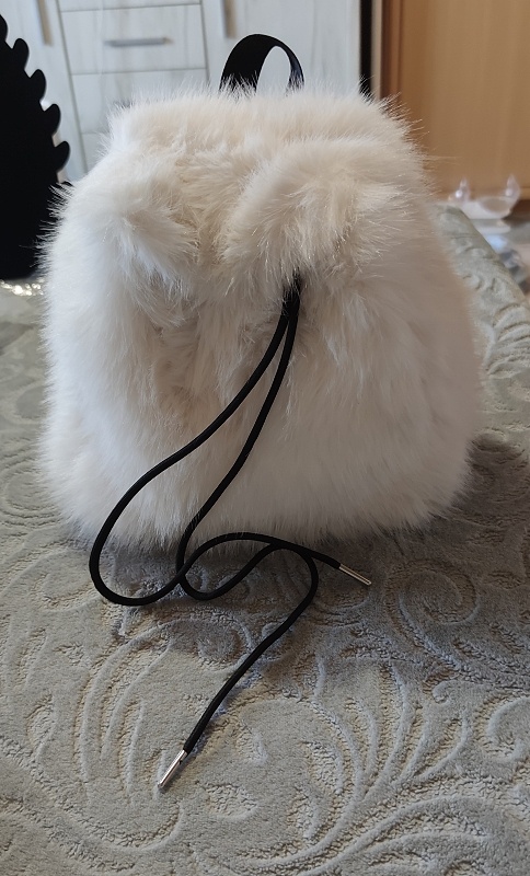 biely chlpatkový batoh - 2