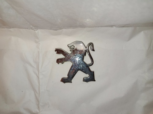 predny znak peugeot vyska 8,5cm 30€ - 2