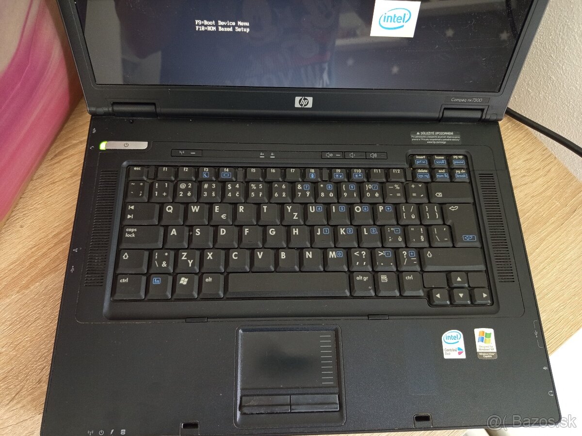 HP Compaq nx7300 – starší notebook - 2