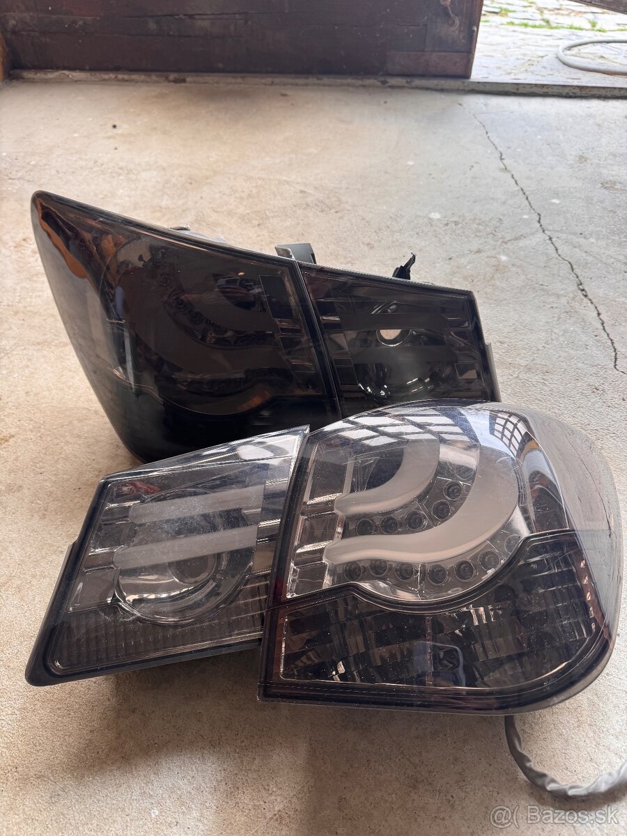 Zadné svetlá cruze - 2