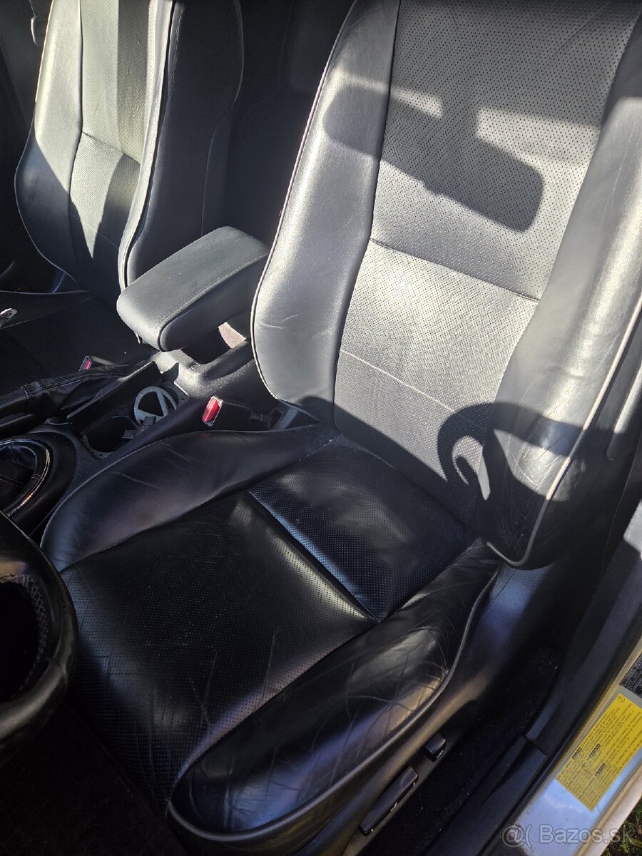 Čierny interiér Lexus is200 - 2