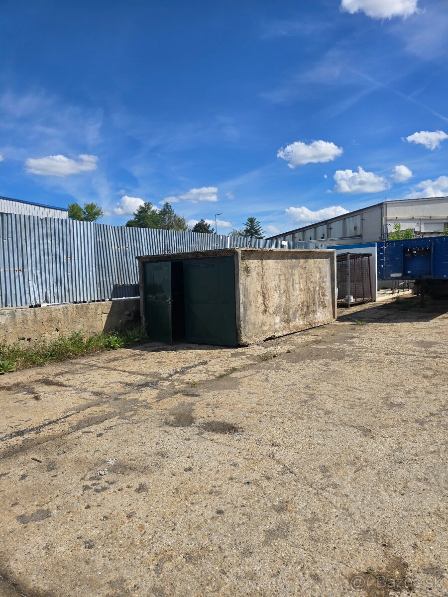 Betónová garáž - 2