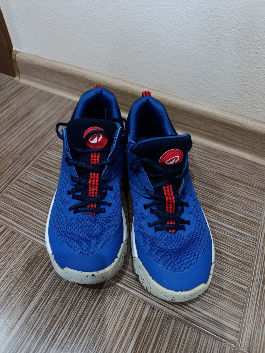 Detska sportova obuv Decathlon v.37 - 2