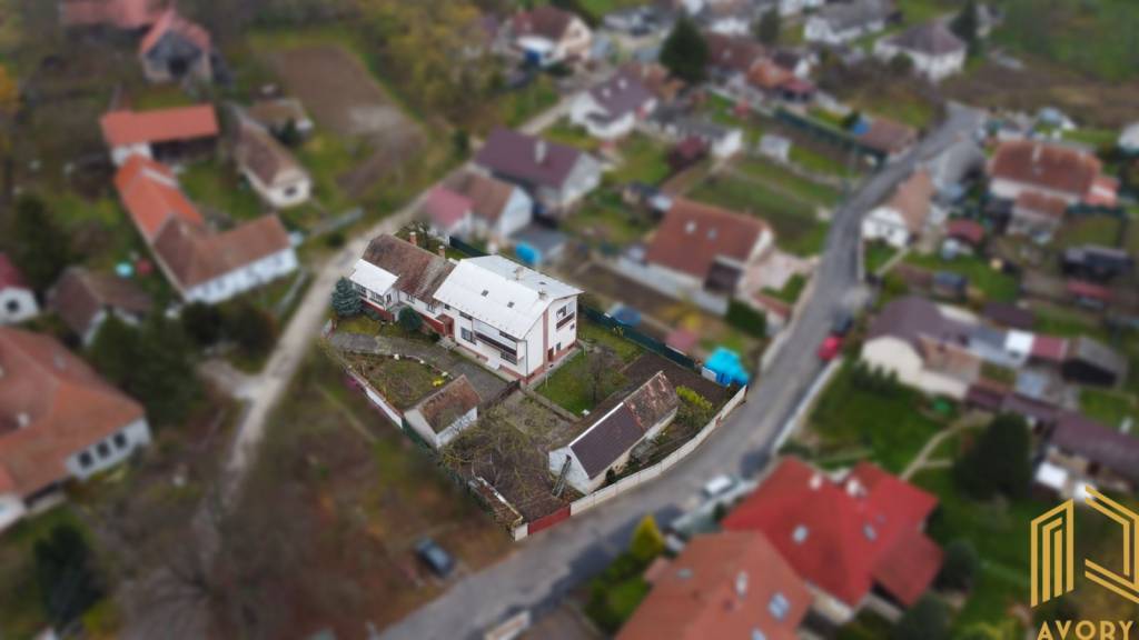DVOJDOM, GARÁŽ, HOS. BUDOVA na pozemku 1140m² SENICA-KUNOV. - 2