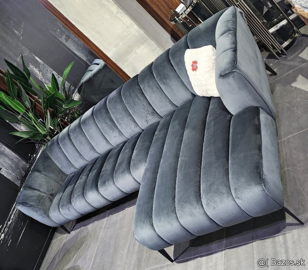 Kvalitna zamatova presivana rohova sedacka - antracitova - 2