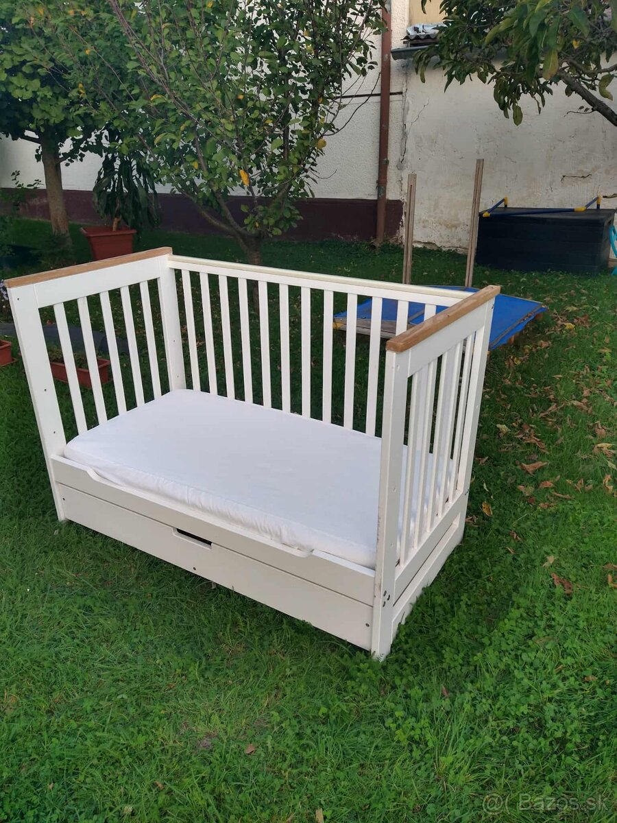 Biela drevená postieľka + nepremokavá plachta - 2