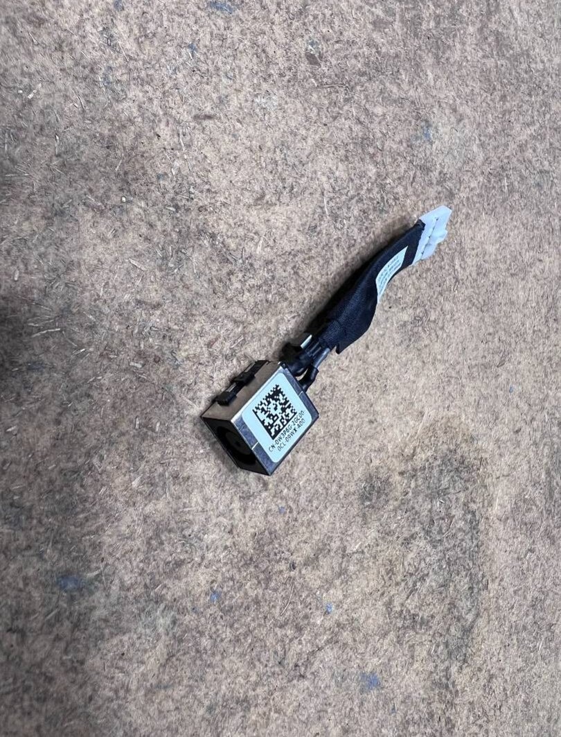 Predám použitý napájací káblik pre Dell Latitude 5500. - 2