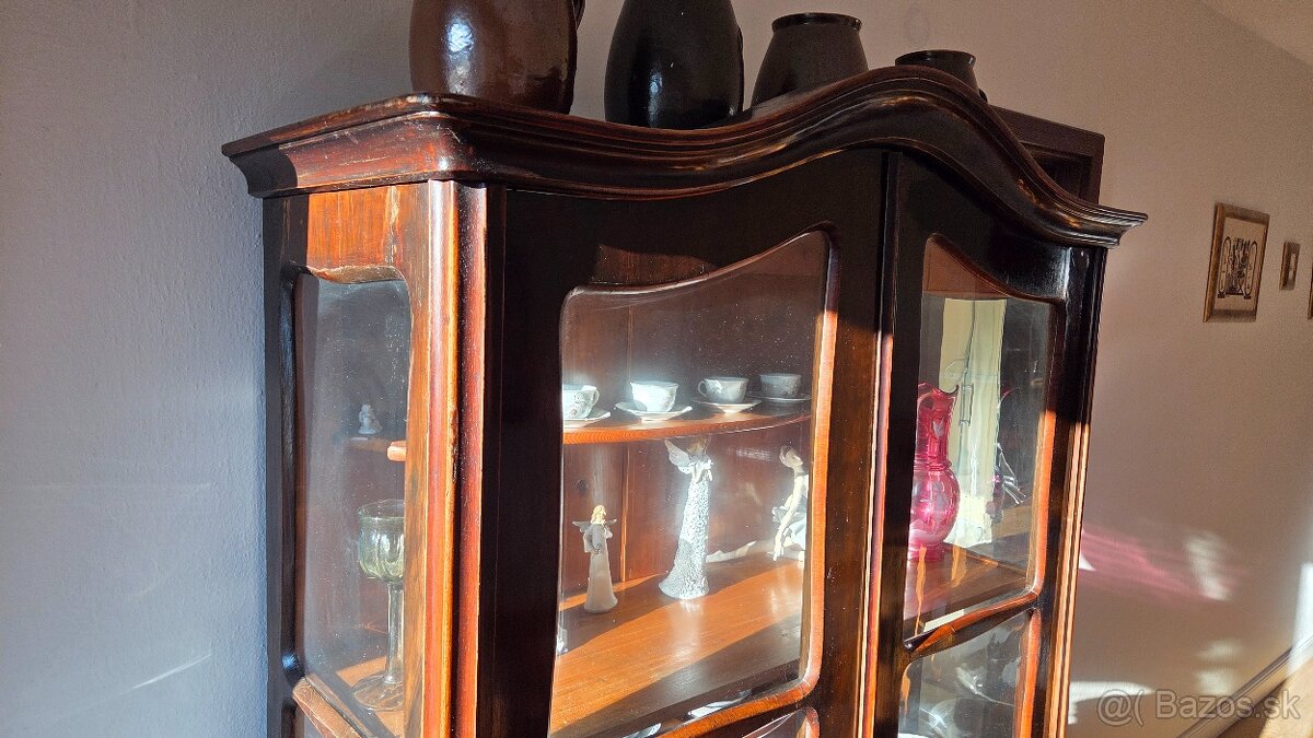 strožitná vitrína - 2