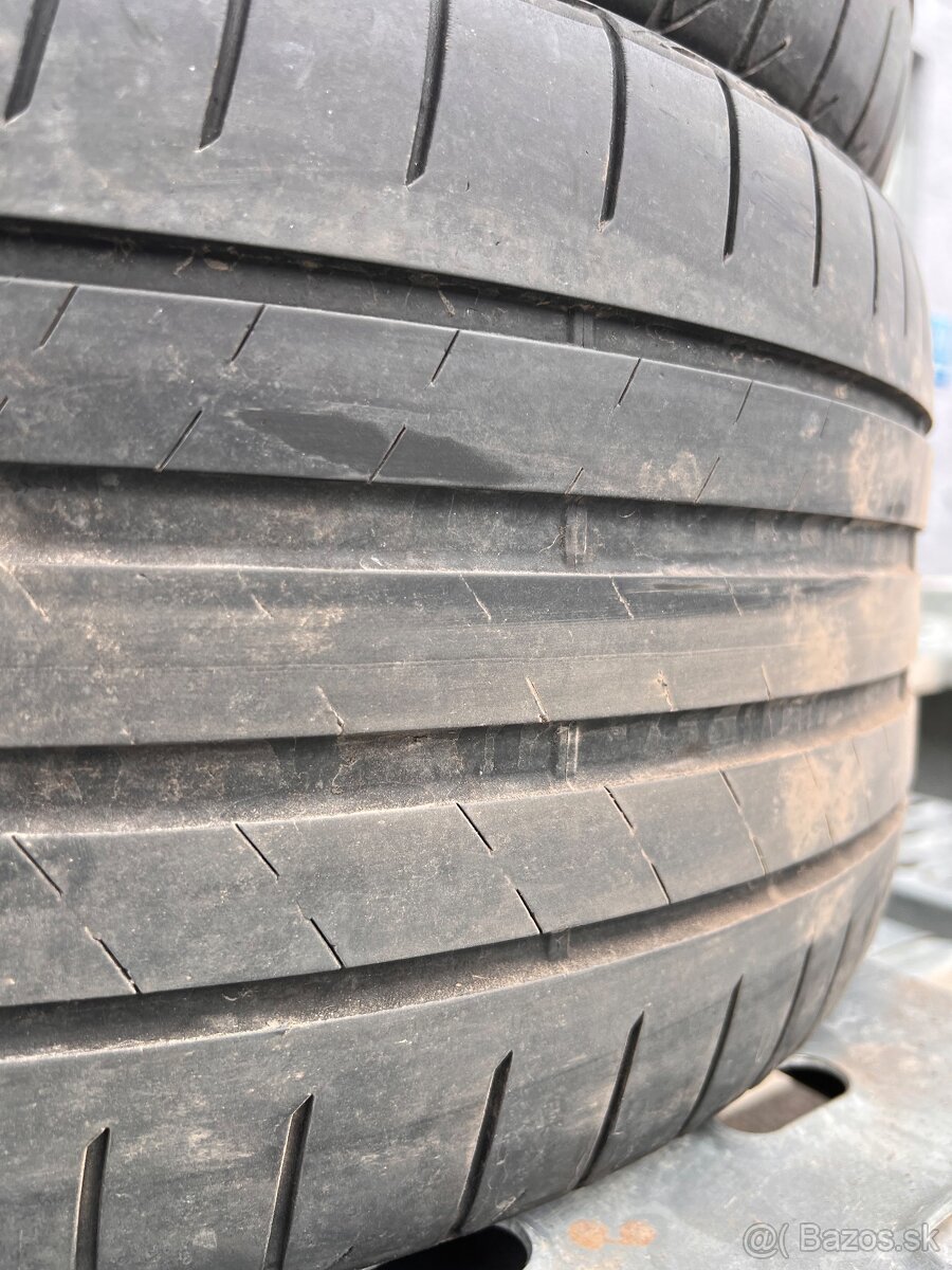 255/40 r18 - 2