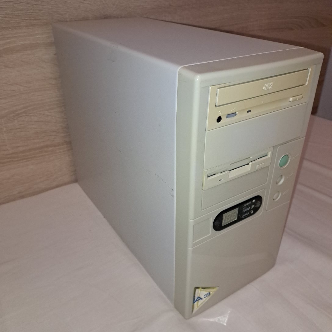 stary pocitac AMD K6-2 300 - 2